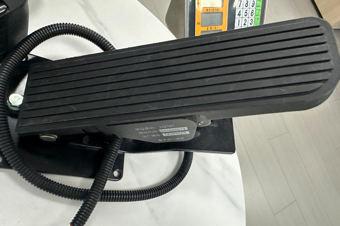 Electronic Accelerator Pedal for Construction Machinery