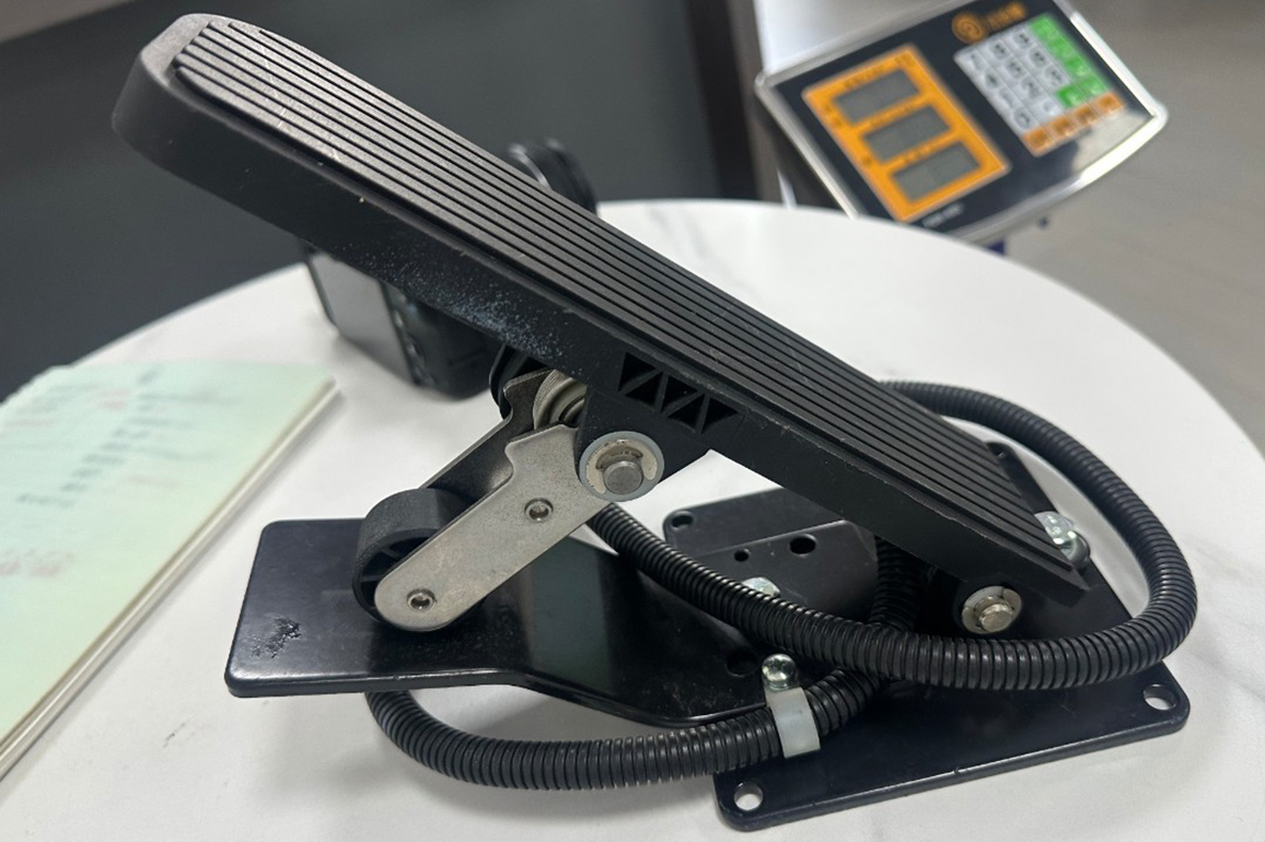 Electronic Accelerator Pedal for Construction Machinery